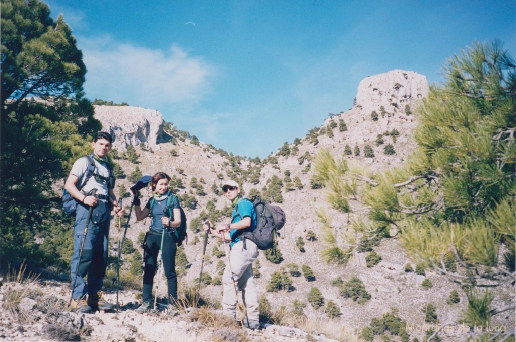 De izquierda a derecha: Quique, Infi y Jesús con las peñas y muelas al este de El Cacarines